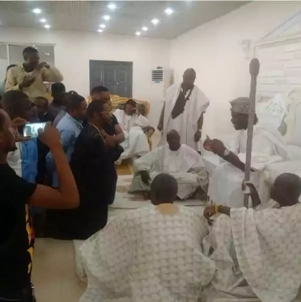 Photo – Olu Maintain Kneels as He Listens To Ooni of Ife at His Palace